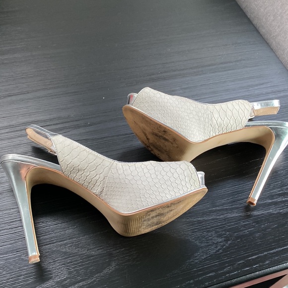 Guess hidden platform heel. - Picture 4 of 6